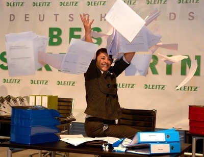 ドイツで秘書コンテスト、喜びのあまり書類を放り投げる勝者