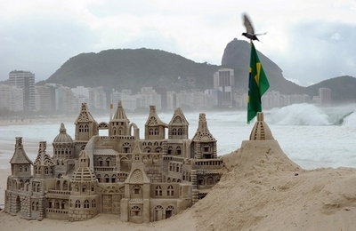 完璧な「砂の城」作る黄金比率、物理学者が発見