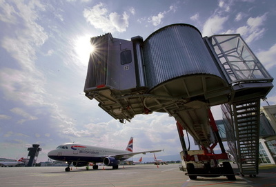 飛行機に乗り遅れたくない！うその爆弾通報で罰金540万円 スイス