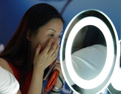 ウインクでズームイン、最先端コンタクトレンズ開発中