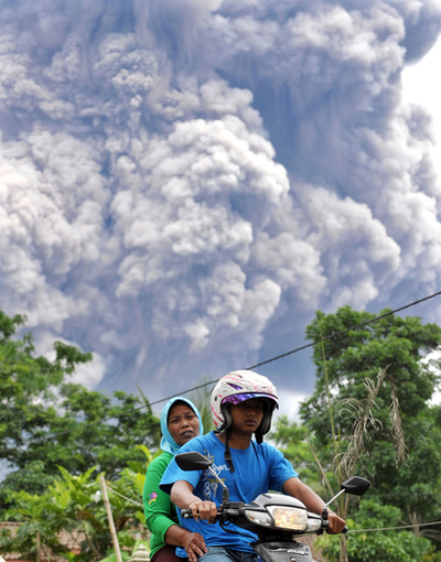 噴煙を上げるムラピ山、避難を急ぐ住民たち インドネシア