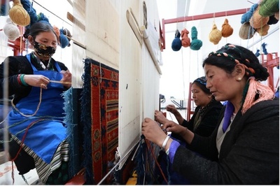 伝統と変革が交錯、チベット絨毯が織りなす新たな風景