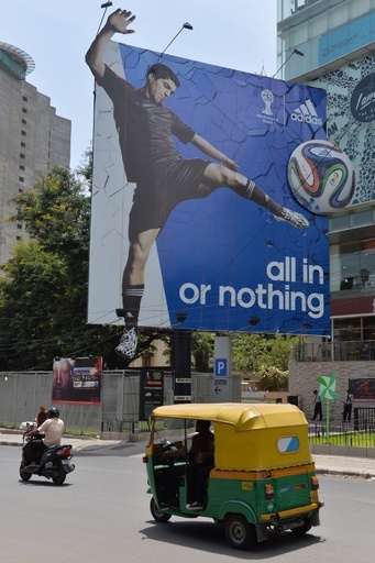 アディダス、W杯でスアレスの広告起用を中止