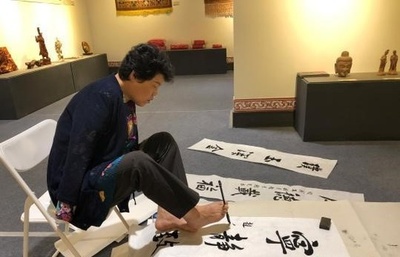 足で握る筆から生み出す力強さ、この道40年の女性書道家