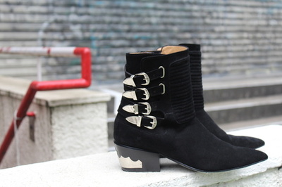 スエード素材にウエスタンバックル、「シティショップ×トーガ プルラ」別注靴