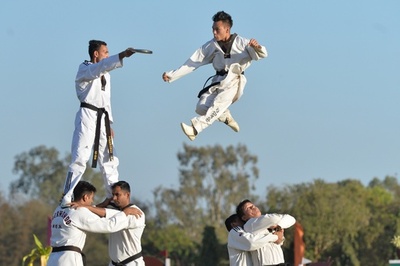 武術や馬術、肉体美まで インド陸軍兵が披露