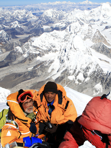 71歳の元中学校教師、世界最高齢でエベレスト登頂に成功