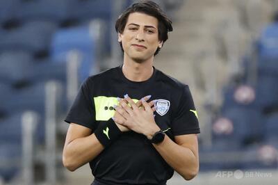 トランスジェンダー審判が国際試合担当 サッカーで史上初