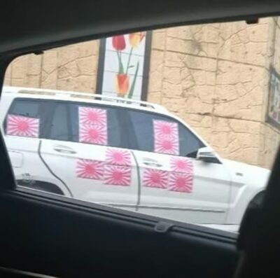 ベンツに貼りまくった旭日旗、やっぱりはがされた…韓国・所有者が警察に通報