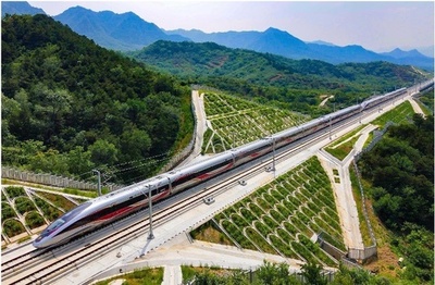 すれ違い速度870キロ！ 中国の新型高速鉄道が世界記録