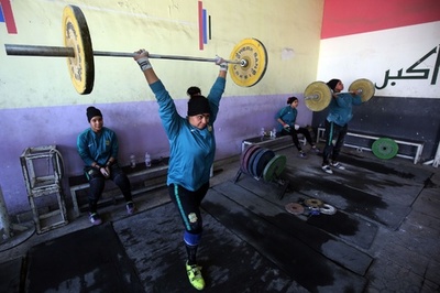 バーベルあげて家計も支える、重量挙げ女子代表 イラク