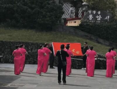 中国の音楽に合わせて踊るチャイナドレスの女性集団…場所は中国ではなく済州島、韓国ネットで「迷惑」の声