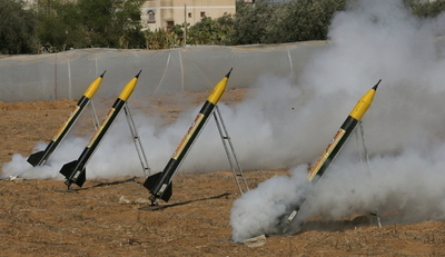 「イスラム聖戦」戦闘員、自家製ロケット弾を披露 ガザ地区
