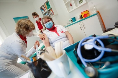 アストラゼネカ製ワクチン、65歳以上も接種へ 独など欧州諸国