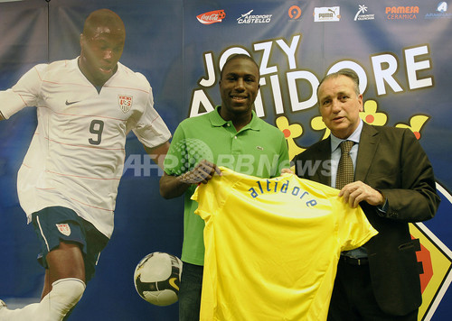 ビジャレアル ジョジー アルティドールの入団会見を行う 写真6枚 ファッション ニュースならmode Press Powered By Afpbb News