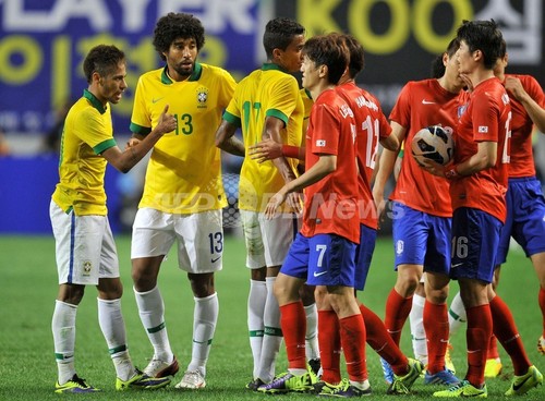 ネイマール 韓国の厳しいマークの中で決勝点 サッカー国際親善試合 写真10枚 ファッション ニュースならmode Press Powered By Afpbb News