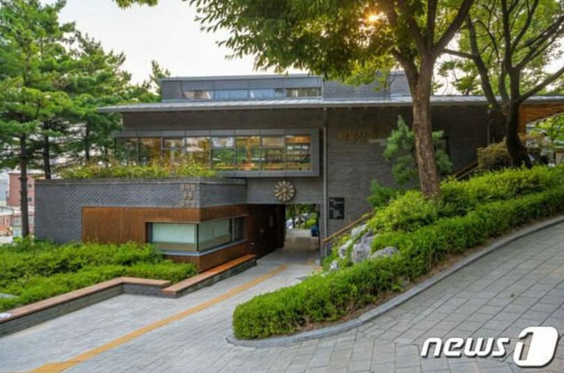 ペボン山森の中の図書館の外観（ソウル観光財団提供）(c)news1