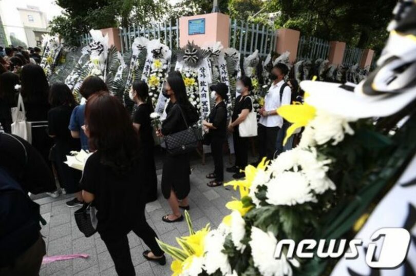 ソウルのある小学校で、最近自殺をした教師を追悼するために集まってきた教師たち(c)news1