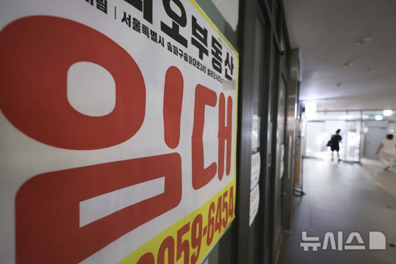 ソウルの総合商店街の店舗前に賃貸案内が掲示されている(c)NEWSIS