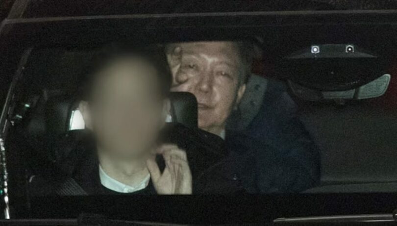 15日夜、車でソウル拘置所に向かうユン・ソンニョル（尹錫悦）大統領＝共同取材(c)MONEYTODAY