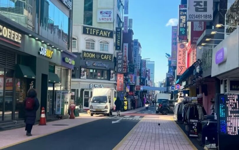 閑散とする建大グルメ通り(c)MONEYTODAY