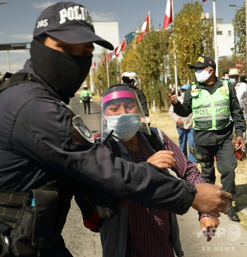 コロナ発症の夫を救って、大統領車列に泣き叫ぶ妻の映像拡散 ペルー