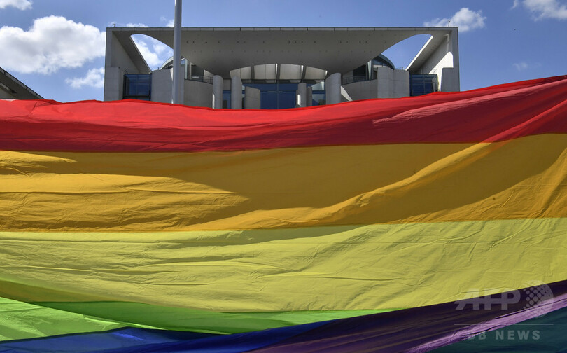 ドイツで同性婚合法化へ、連邦議会が法案可決 首相は反対票投じる