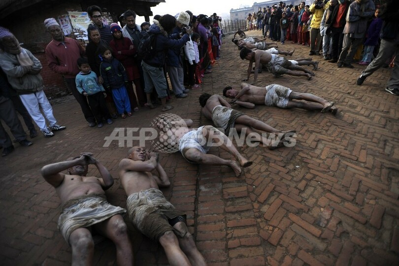 地面転がり礼拝、ヒンズー教の祭り ネパール