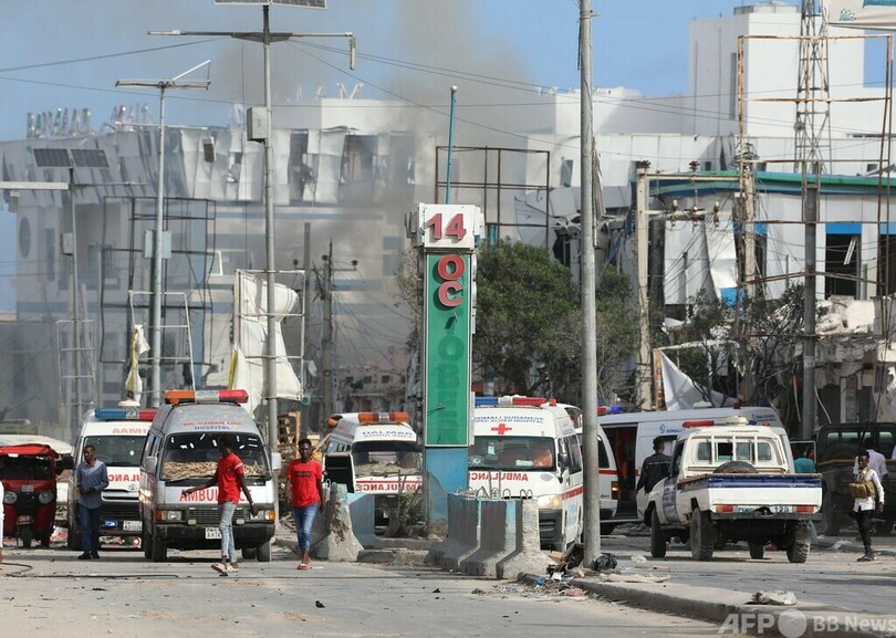 ソマリア首都で車2台爆発 100人死亡、300人負傷