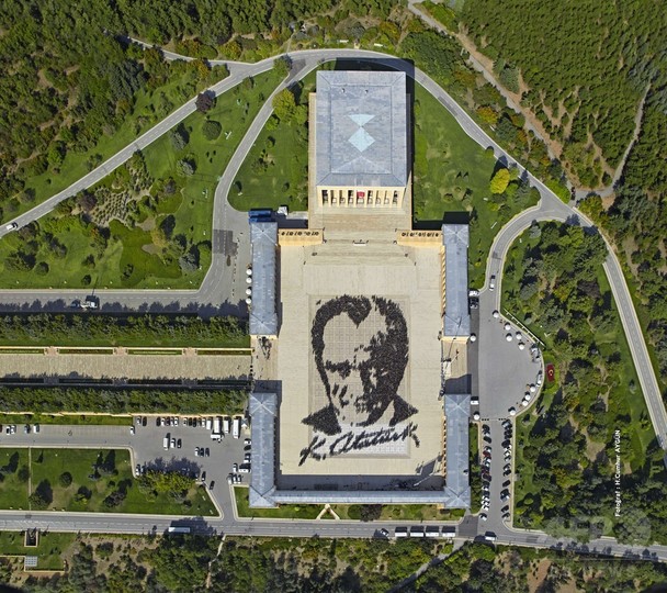 6000人で 描く 初代大統領の巨大肖像画 トルコ 写真16枚 国際ニュース Afpbb News