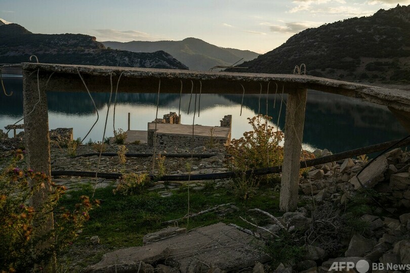 水位が下がったダム湖「モルノス湖」から出現したカリオ村の建物（2024年9月1日撮影）。(c)Angelos TZORTZINIS / AFP