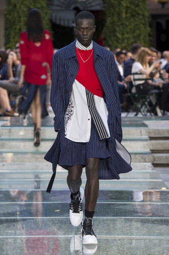 ヴェルサーチ」18年春夏メンズ 写真53枚 国際ニュース：AFPBB News