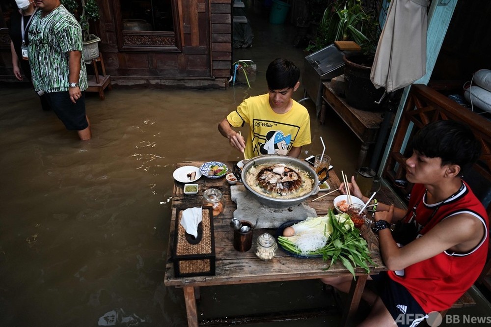 洪水カフェへようこそ タイ 写真17枚 国際ニュース Afpbb News