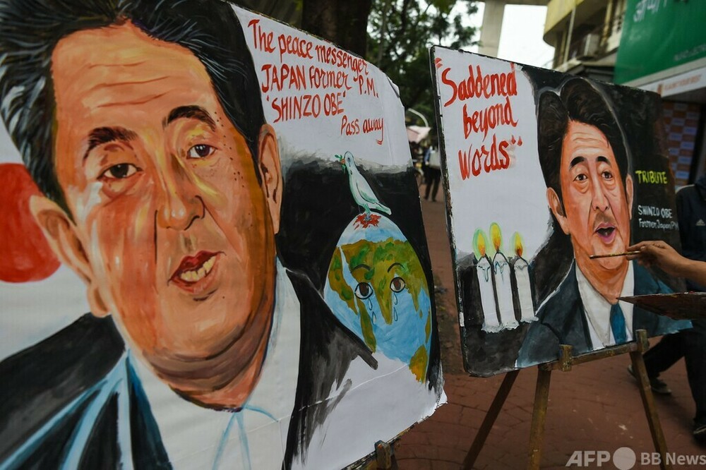 安倍氏を絵で追悼 インド、9日に全土で服喪 写真5枚 国際ニュース