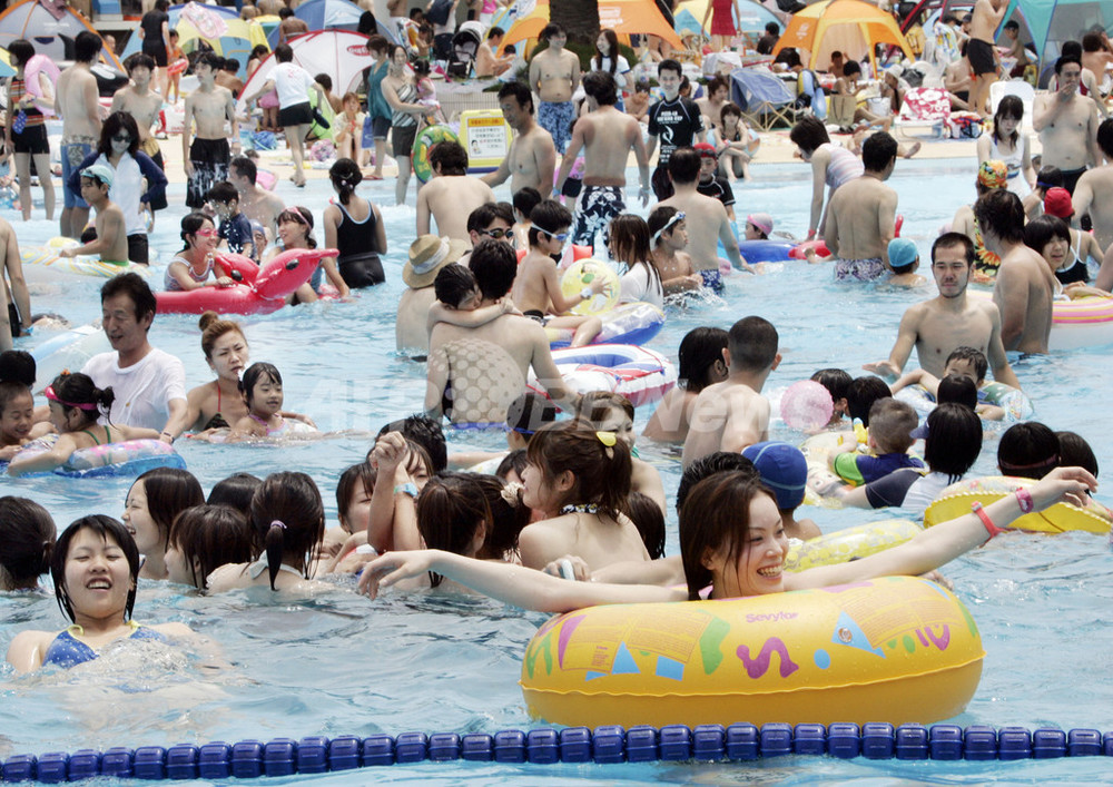 夏本番、「としまえん」プールに1万2000人 写真7枚 国際ニュース
