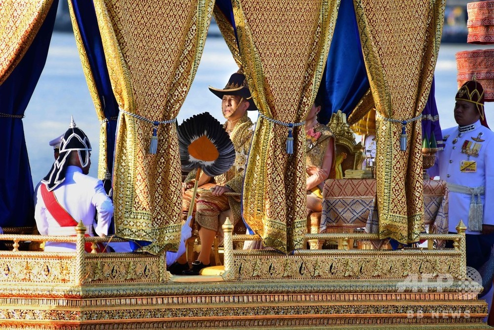 タイ国王が水上パレード、戴冠祝う最後の行事に市民が歓声 写真37枚