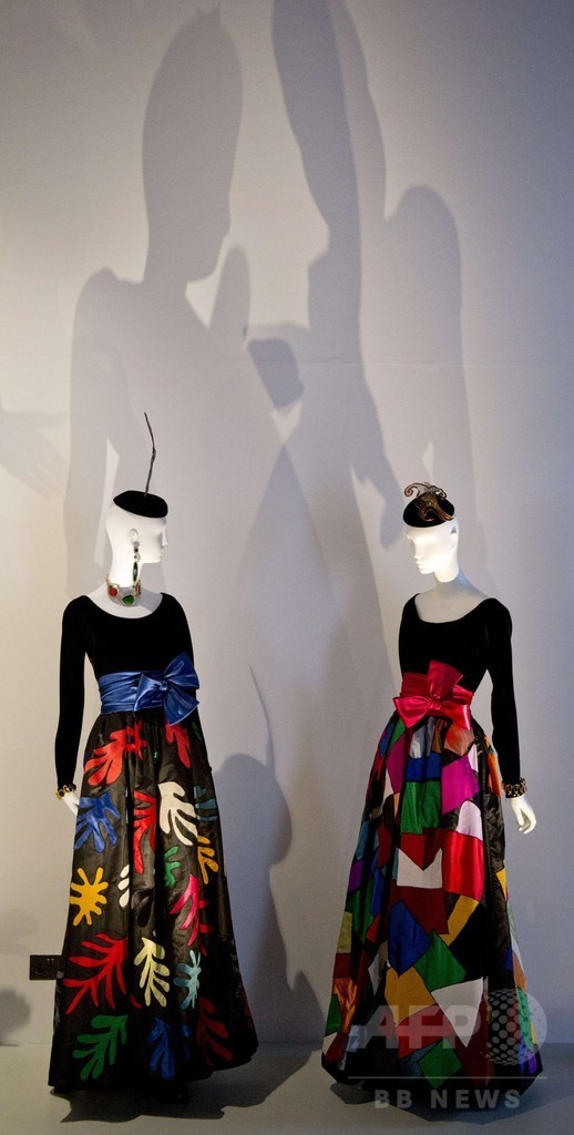 イヴ・サンローラン回顧展、英バウズ博物館で開催