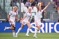 女子サッカー欧州チャンピオンズリーグ決勝、FCバルセロナ対オリンピック・リヨン。先制点を決めて喜ぶオリンピック・リヨンのアマンディーヌ・アンリ（右、2022年5月21日撮影）。(c)Marco BERTORELLO / AFP