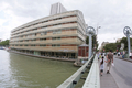 フランスのパリ（Paris）北東19区ビレット運河（Bassin de la Villette）に面したセーヌ河岸（Quai de Seine）に新設されたユースホステル（2008年7月17日撮影）。(c)AFP/FRANCOIS GUILLOT