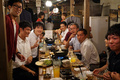 神奈川県横浜市にある居酒屋で、仕事を終えた後に酒を飲むサラリーマンたち（2014年10月3日撮影）。(c)AFP/Yoshikazu TSUNO 