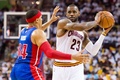 15-16NBAプレーオフ1回戦（7回戦制）、クリーブランド・キャバリアーズ対デトロイト・ピストンズ。ボールをキープするクリーブランド・キャバリアーズのレブロン・ジェームズ（2016年4月16日撮影）。(c)AFP/Getty Images/Jason Miller