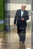 スペイン・アルテイショ（Arteixo）に姿をみせたインディテックス（Inditex）の創業者アマンシオ・オルテガ（Amancio Ortega）会長（2004年2月4日撮影）。(c)AFP/MIGUEL RIOPA