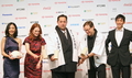 東京・六本木ヒルズで開催された映画『ブラインドネス （Blindness）』記者会見に出席した（左から）出演者の木村佳乃（Kimura Yoshino）とジュリアン・ムーア（Julianne Moore）、ゲストの芝田山親方、フェルナンド・メイレレス（Fernando Meirelles）監督、伊勢谷友介（Yusuke Iseya）（2008年10月20日撮影）。(c)MODE PRESS