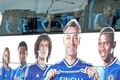 イングランド・プレミアリーグのチェルシー（Chelsea）は12日、タイ・バンコク（Bangkok）のスワンナプーム国際空港（Suvarnabhumi International Airport）に到着した。同クラブは17日に、ラジャマンガラ・スタジアム（Rajamangala Stadium）でシンハー・オールスターズ（Singha All Stars）と対戦する。

チェルシーの選手らを乗せた専用バス（2013年7月12日撮影）。(c)AFP/PORNCHAI KITTIWONGSAKUL