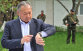 中央アジア・キルギス南部Teyitで記者会見するクルマンベク・バキエフ（Kurmanbek Bakiyev）大統領（2010年4月13日撮影）。(c)AFP/VYACHESLAV OSELEDKO