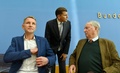 ドイツのための選択肢（AfD）の指導者アレクサンダー・ガウラント氏（右）と、同報道官のクリスチャン・リュート氏（中央）。ベルリンにて（2019年10月28日撮影）。(c)John MACDOUGALL / AFP
