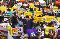 韓国ソウルのソウル駅で行われた朴槿恵（パク・クネ）大統領支持派のデモの様子（2016年11月19日撮影）。(c)AFP/JUNG Yeon-Je