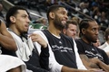 15-16NBAプレーオフ1回戦（7回戦制）、サンアントニオ・スパーズ対メンフィス・グリズリーズ。第4クオーターにベンチで笑顔を見せるティム・ダンカン（中央）らサンアントニオ・スパーズの選手（2016年4月16日撮影）。(c)AFP/Getty Images/Ronald Cortes