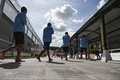 タイのチョンブリ中央刑務所で新型コロナウイルスのワクチン接種を受けた受刑者ら（2021年6月25日撮影）。(c)Lillian SUWANRUMPHA / AFP