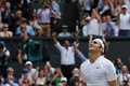 テニス、ウィンブルドン選手権、男子シングルス決勝。勝利を喜ぶロジャー・フェデラー（2017年7月16日撮影）。(c)AFP/Adrian DENNIS